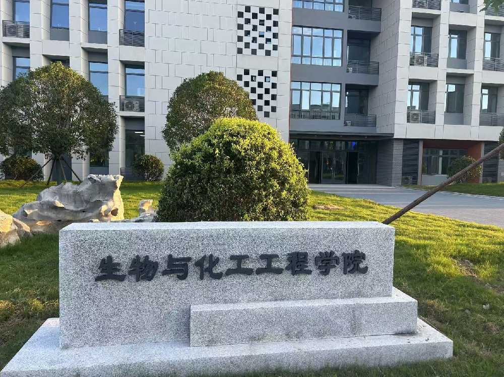 德保县扬州职业大学体育场高杆灯项目